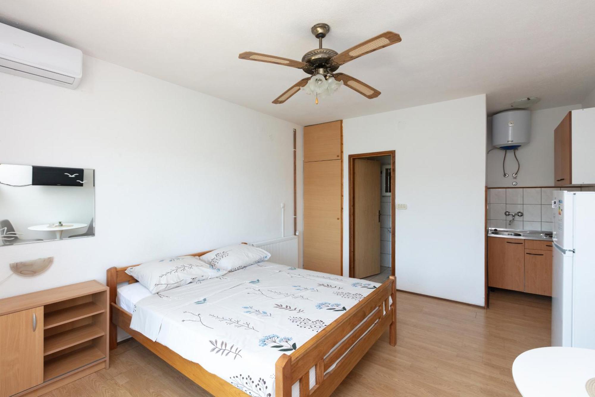 Apartments With A Parking Space Pirovac, Sibenik - 13263 Номер фото