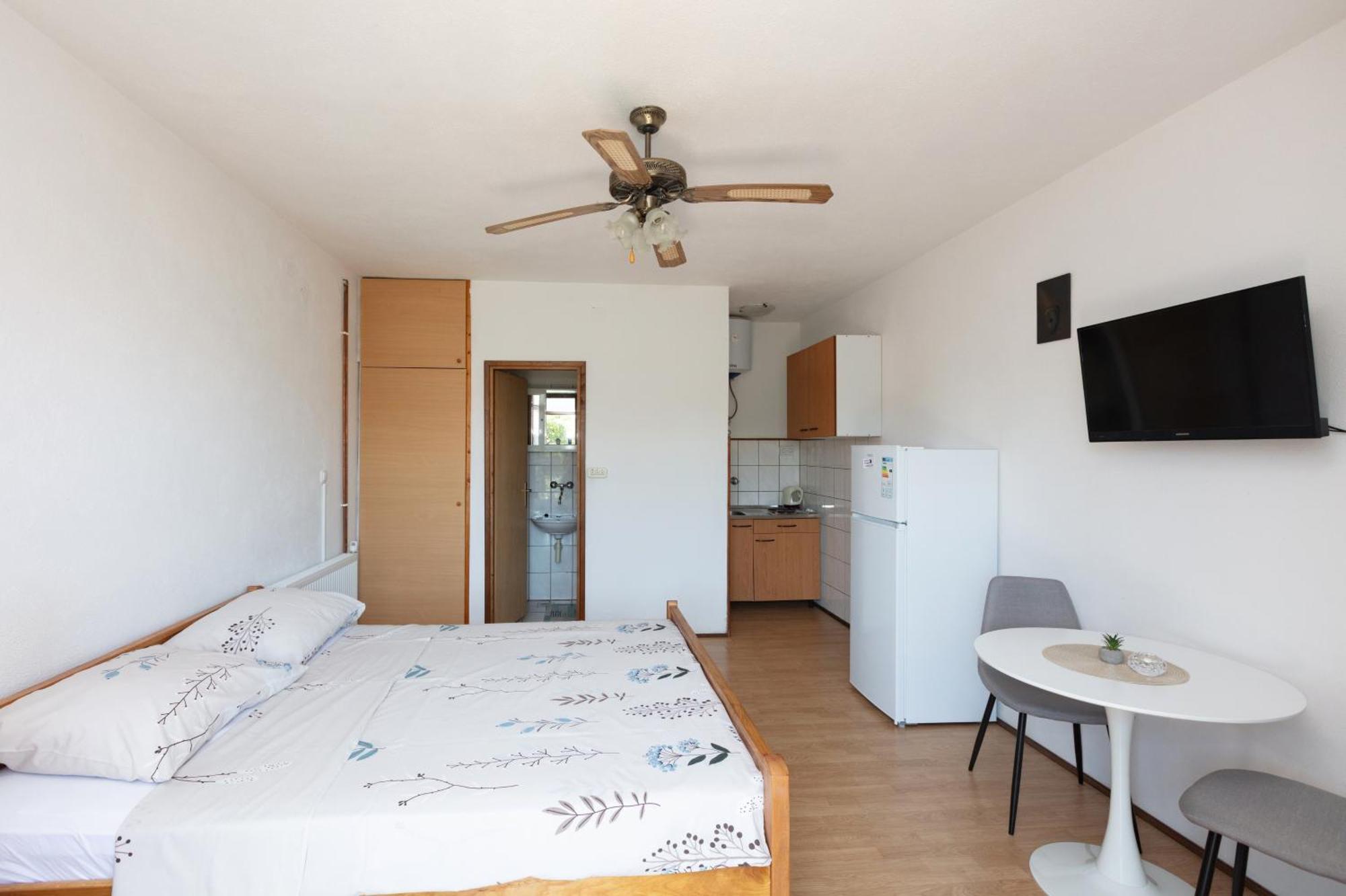 Apartments With A Parking Space Pirovac, Sibenik - 13263 Номер фото